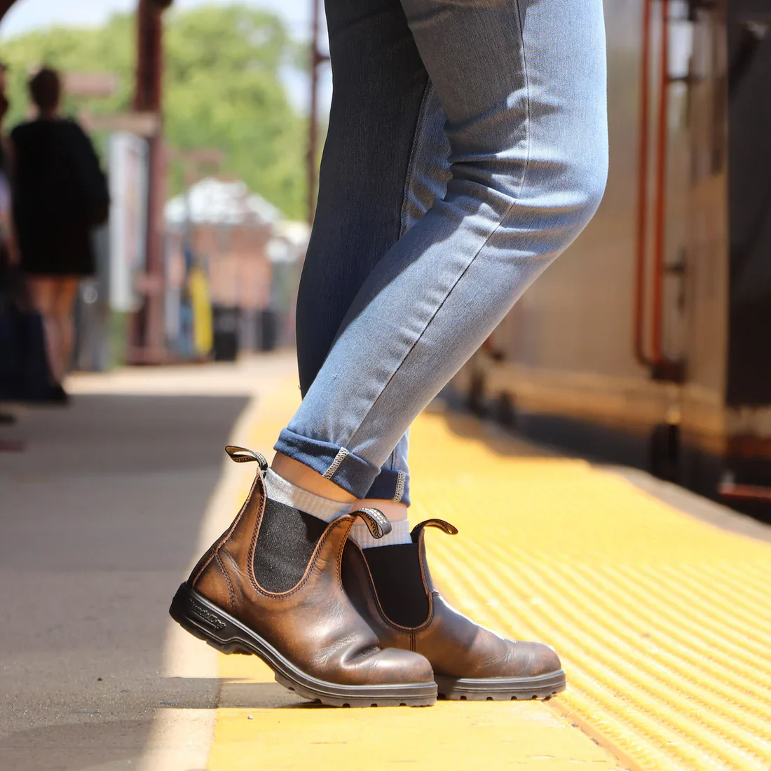 Blundstone Classics 2440 Chelsea Boot in Vintage Brown - Image 5