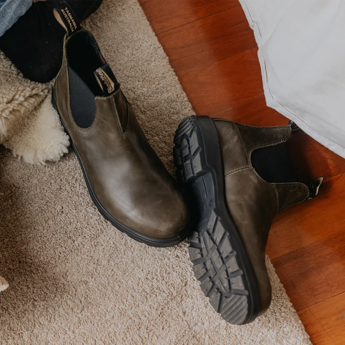 Blundstone Women's Classic 2052 Chelsea Boot in Leather Green - Image 6