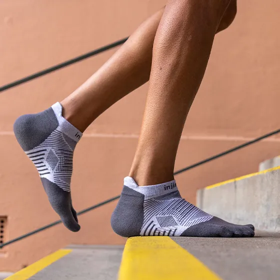 Injinji Men's Run Lightweight No-Show Sock in Gray - Image 3