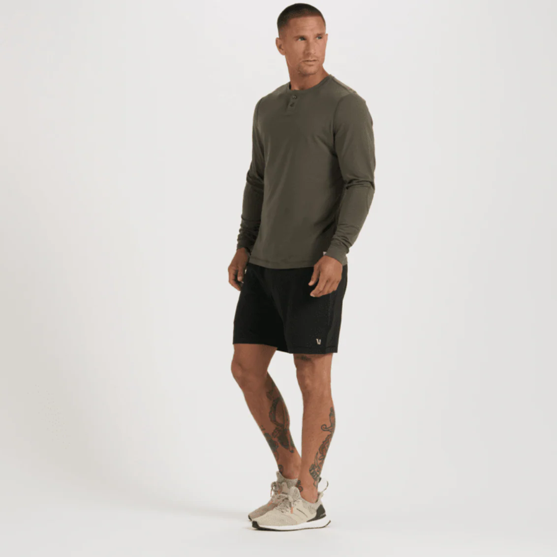 Vuori Men's Ponto Performance Short 7" in Black Heather - Image 4